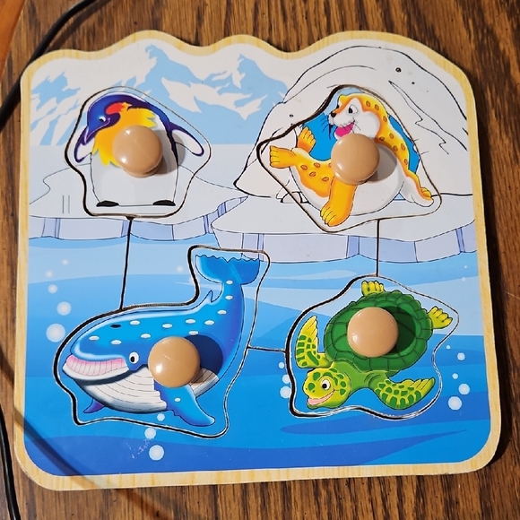 Wooden Easy-Grab Artic Animal Shapes Puzzle - Ages 2+ - Picture 1 of 2